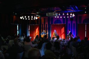 Foto von Peter Bachmann, wie er bei der Ehrung verdienter Büger Live-Musik macht