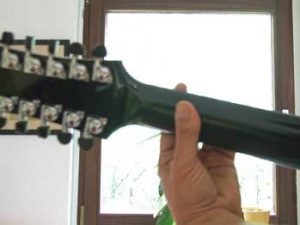Gitarrenhals mit linker Greifhand, diesmal von hinten fotografiert
