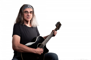 Foto von Peter mit 12-saitiger Gitarre wie auf einem Aufritt als One Man Band