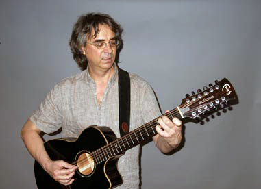 Foto von Peter mit 12-saitiger Gitarre