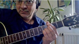 Online Gitarre lernen geht gut mit Nahaufnahmen von Fingern auf dem Griffbrett so wie auf diesem Foto
